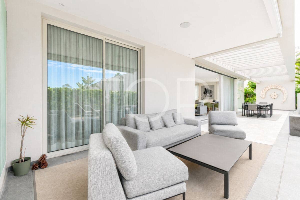 4 bedroom Villa for sale in Playa de las Americas with pool garage - € 3,450,000 (Ref: 9400192)