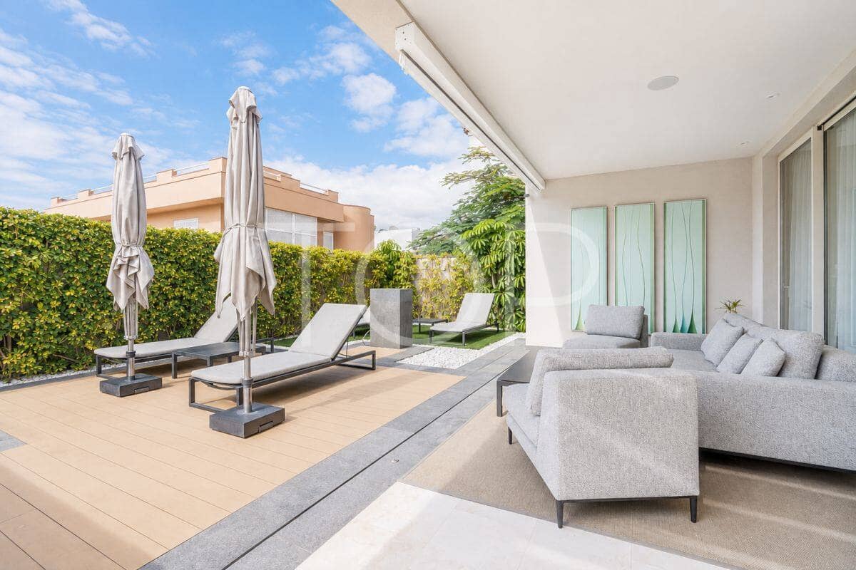 4 bedroom Villa for sale in Playa de las Americas with pool garage - € 3,450,000 (Ref: 9400192)