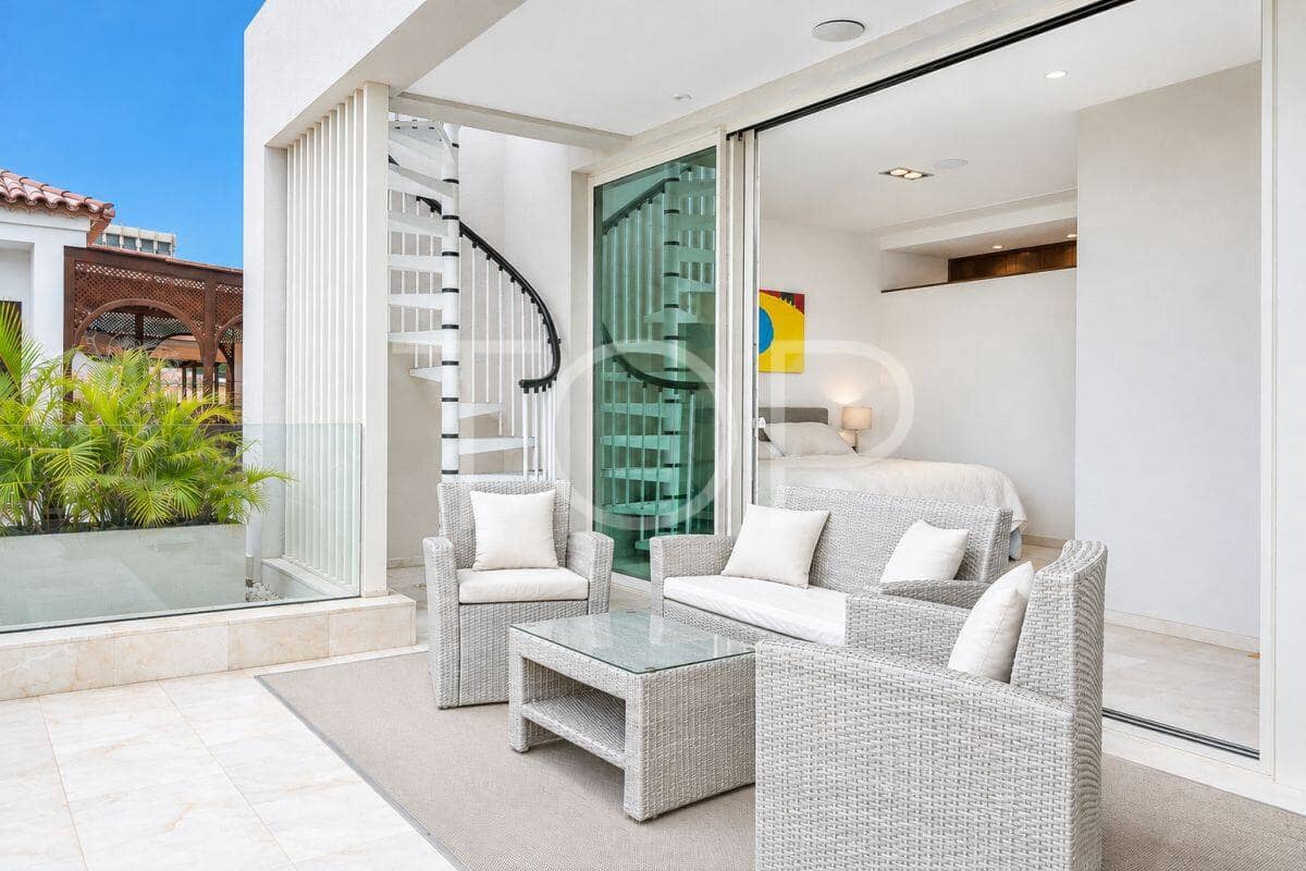 4 bedroom Villa for sale in Playa de las Americas with pool garage - € 3,450,000 (Ref: 9400192)