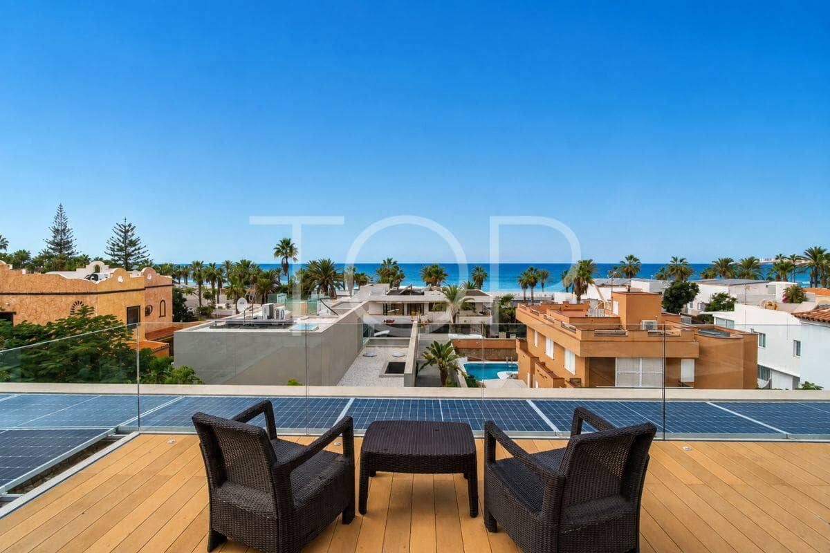 4 bedroom Villa for sale in Playa de las Americas with pool garage - € 3,450,000 (Ref: 9400192)