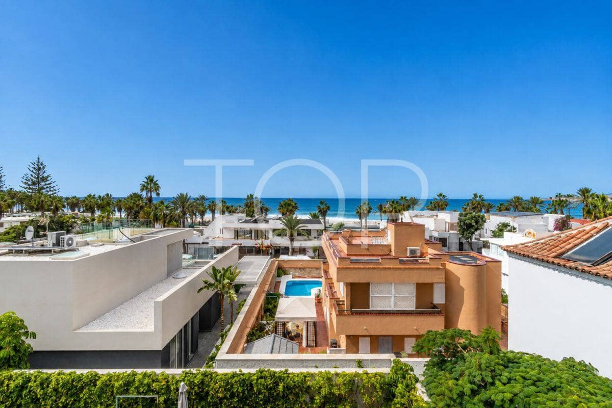 4 bedroom Villa for sale in Playa de las Americas with pool garage - € 3,450,000 (Ref: 9400192)