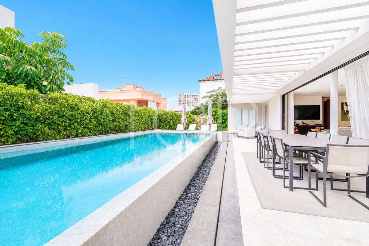 4 bedroom Villa for sale in Playa de las Americas with pool garage - € 3,450,000 (Ref: 9400192)