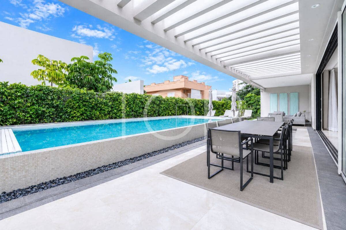 4 bedroom Villa for sale in Playa de las Americas with pool garage - € 3,450,000 (Ref: 9400192)