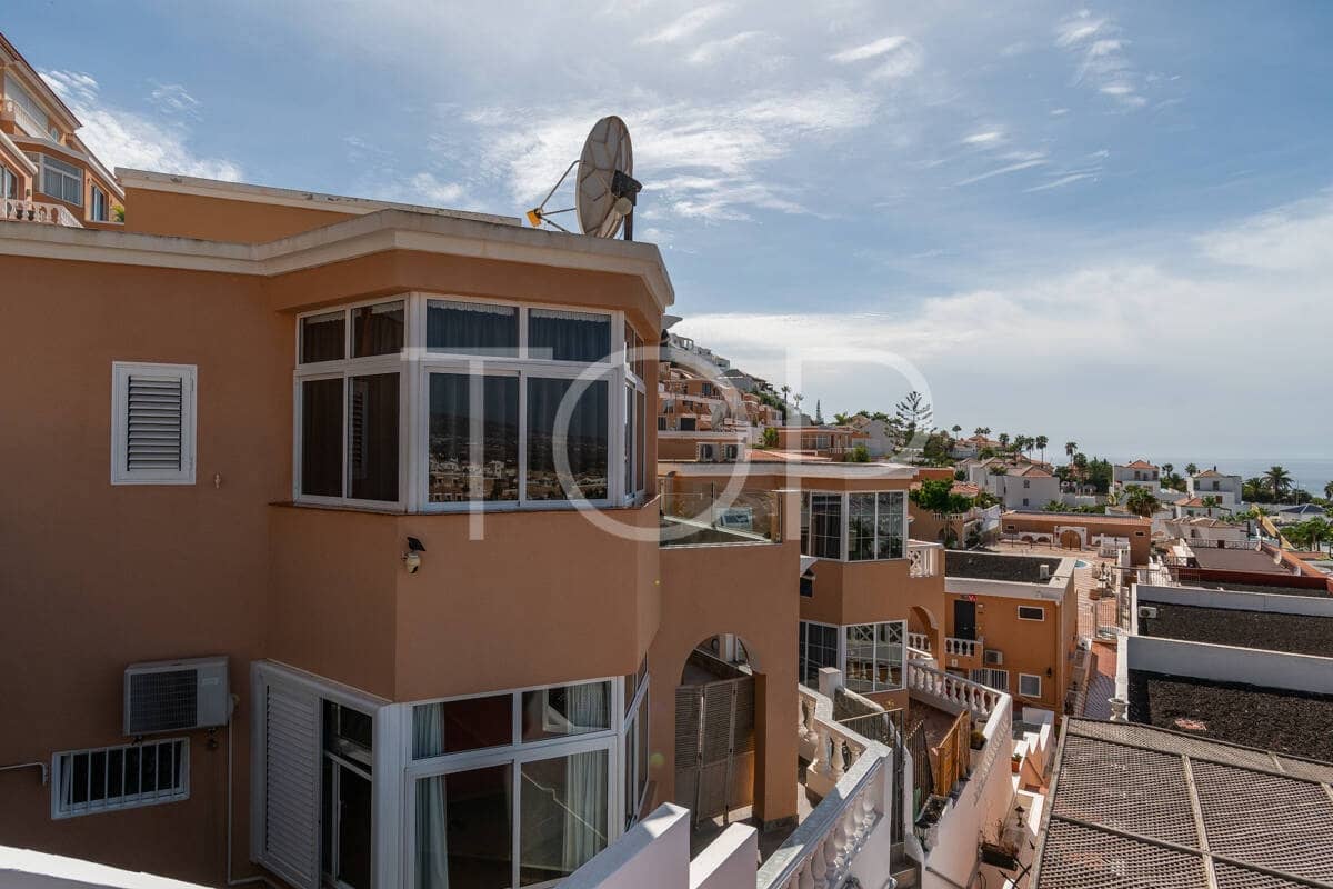 4 slaapkamer Rijtjeshuis te koop in Costa Adeje met zwembad garage - € 540.000 (Ref: 9400194)