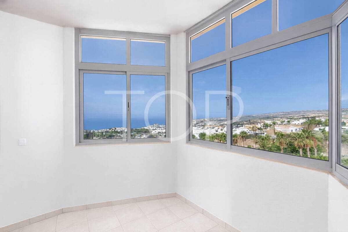 4 slaapkamer Rijtjeshuis te koop in San Eugenio met zwembad garage - € 540.000 (Ref: 9400194)