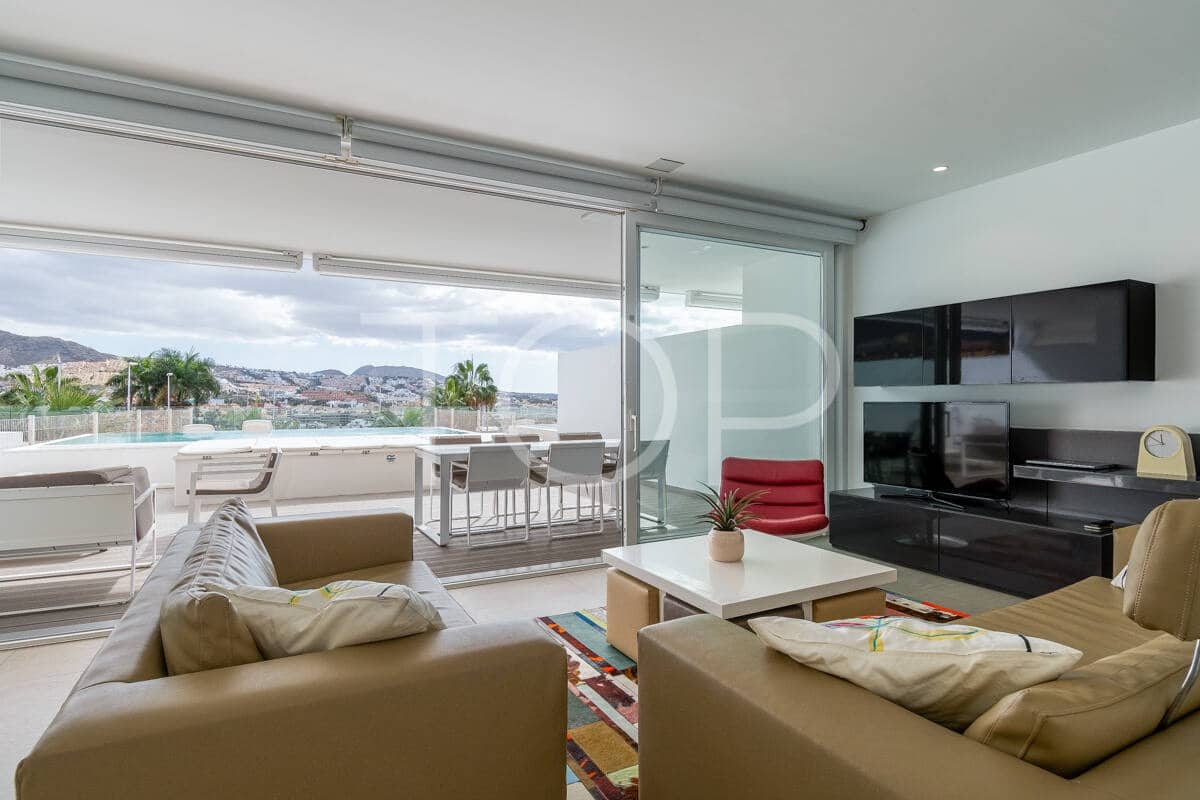 2 soveværelse Lejlighed til salg i Playa del Duque med swimmingpool garage - € 1.095.000 (Ref: 9400196)