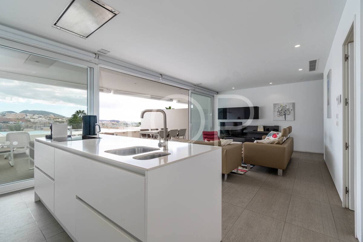 2 soveværelse Lejlighed til salg i Playa del Duque med swimmingpool garage - € 1.095.000 (Ref: 9400196)