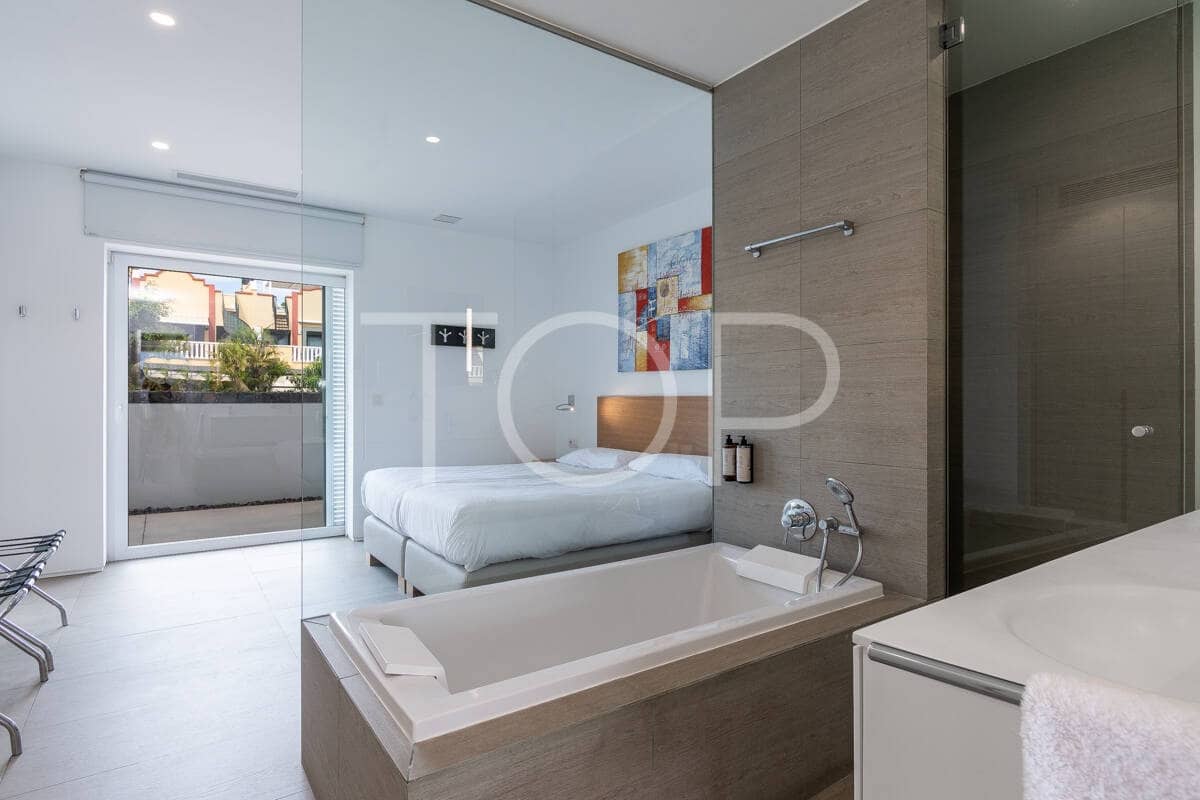 2 soveværelse Lejlighed til salg i Playa del Duque med swimmingpool garage - € 1.095.000 (Ref: 9400196)