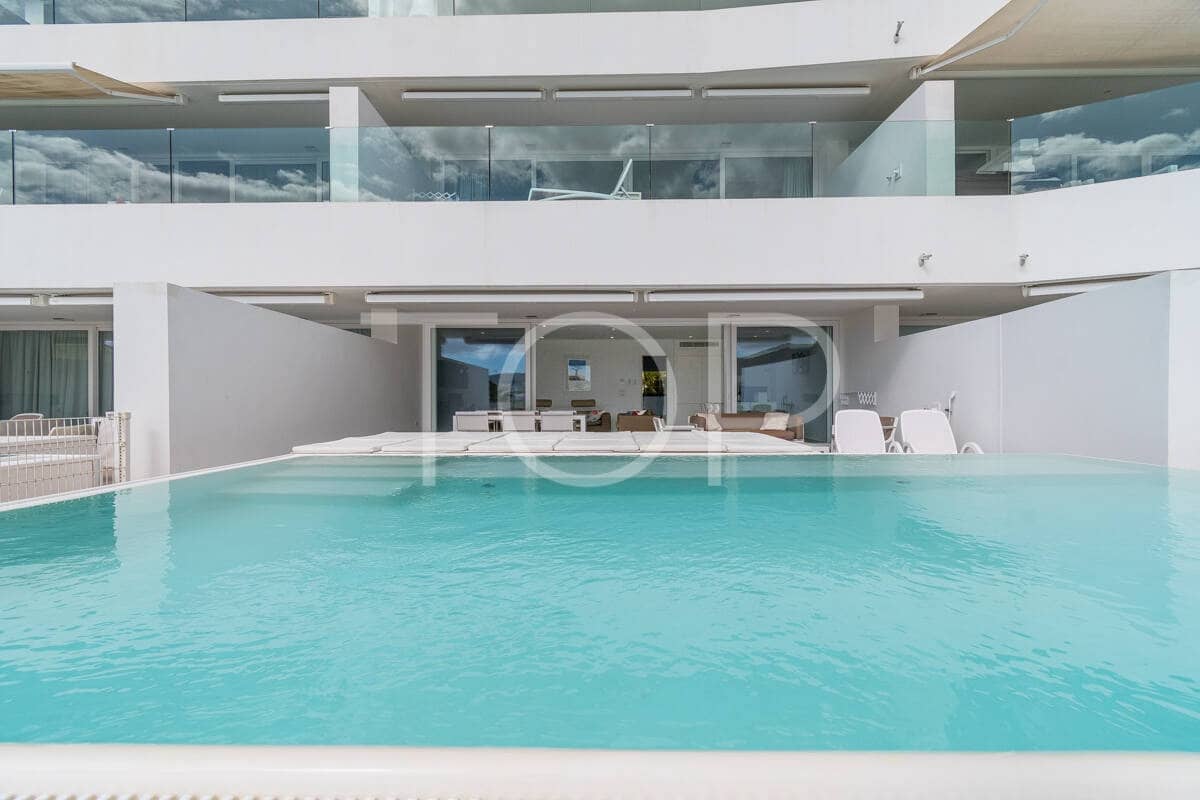 2 soveværelse Lejlighed til salg i Playa del Duque med swimmingpool garage - € 1.095.000 (Ref: 9400196)