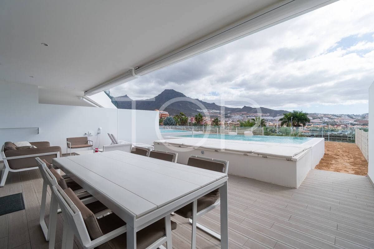 2 soveværelse Lejlighed til salg i Playa del Duque med swimmingpool garage - € 1.095.000 (Ref: 9400196)