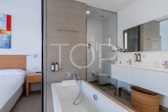 2 soveværelse Lejlighed til salg i Playa del Duque, Adeje med swimmingpool garage - € 1.095.000 (Ref: 9400196)