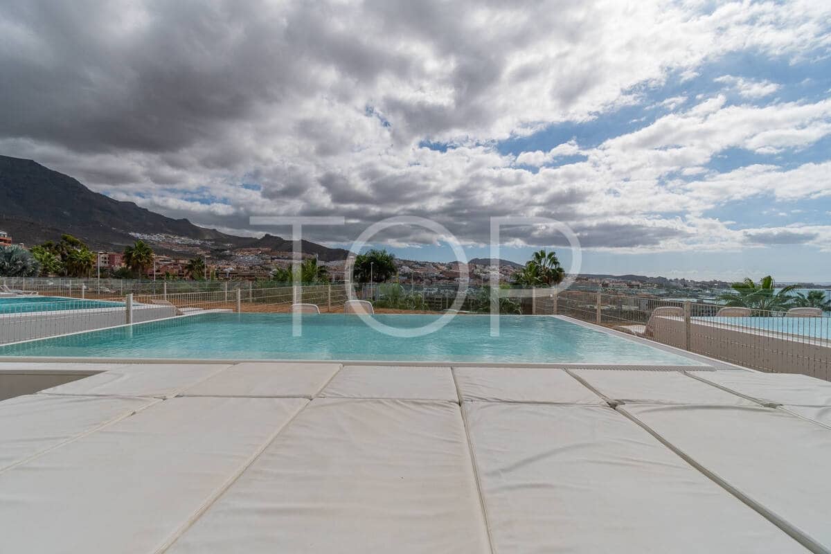 2 soveværelse Lejlighed til salg i Playa del Duque med swimmingpool garage - € 1.095.000 (Ref: 9400196)