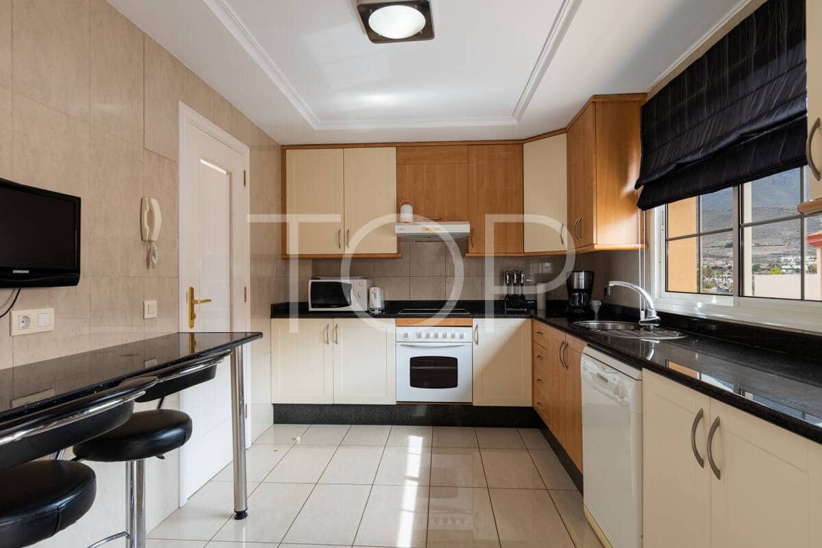 2 bedroom Penthouse for sale in Playa del Duque with pool garage - € 995,000 (Ref: 9400197)