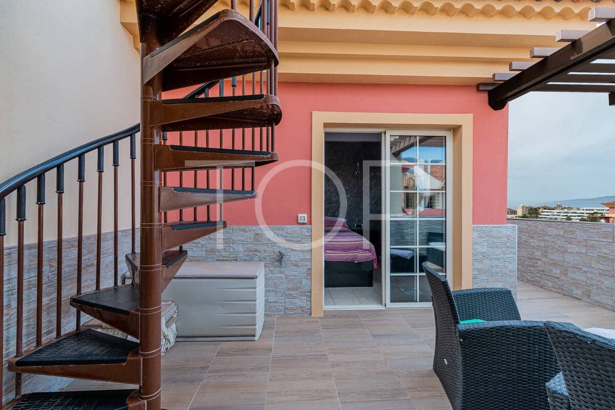 2 bedroom Penthouse for sale in Playa del Duque with pool garage - € 995,000 (Ref: 9400197)