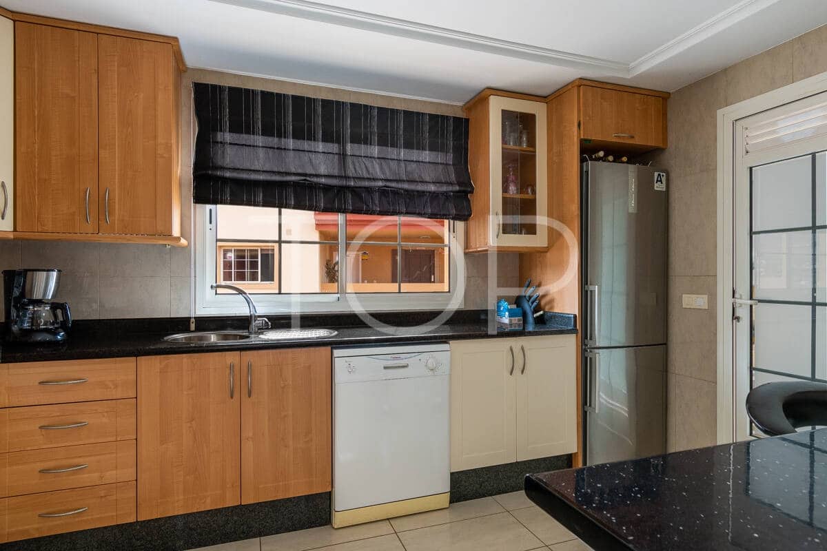 2 bedroom Penthouse for sale in Playa del Duque with pool garage - € 995,000 (Ref: 9400197)