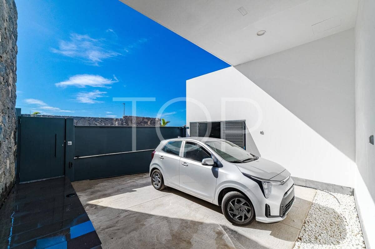 3 slaapkamer Villa te koop in Costa Adeje met zwembad garage - € 1.595.000 (Ref: 9400198)