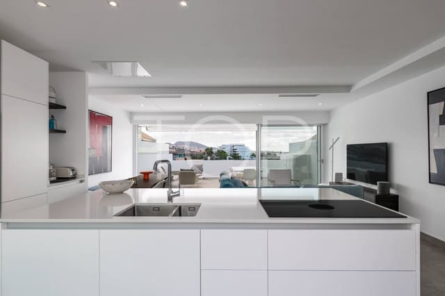 3 makuuhuone Kattohuoneisto myytävänä paikassa La Caleta Adeje, Adeje mukana uima-altaan 
autotalli - 1 395 000 € (Ref: 9429034)