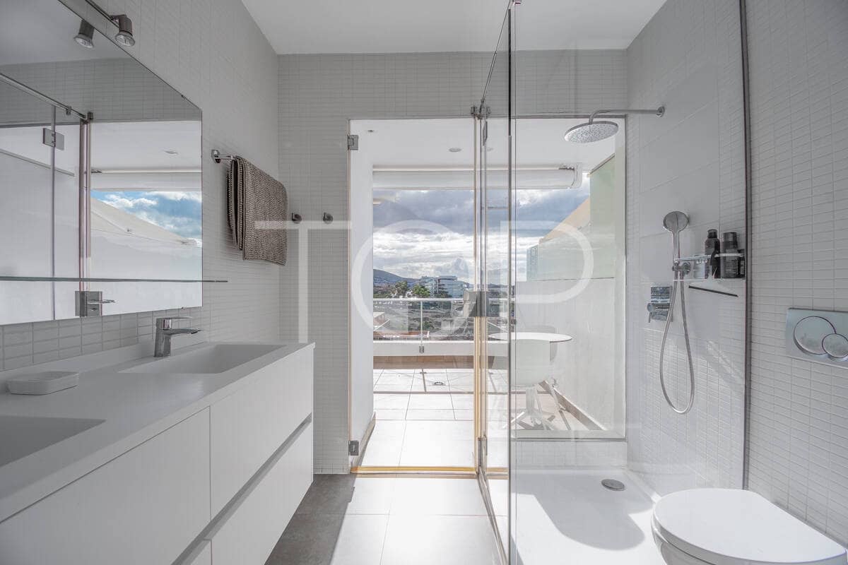 3 chambre Penthouse à vendre à La Caleta Adeje avec piscine garage - 1 395 000 € (Ref: 9429034)