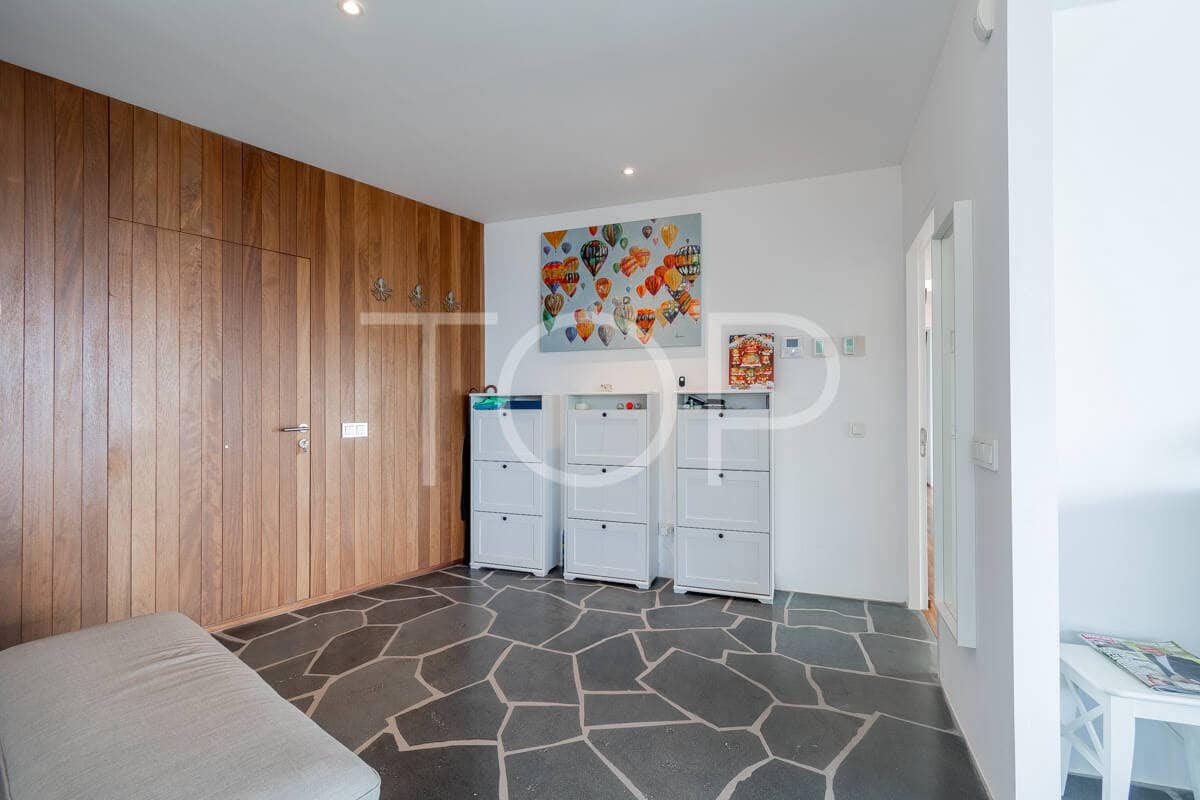 3 makuuhuone Omakotitalo myytävänä paikassa Guia de Isora mukana uima-altaan 
autotalli - 2 200 000 € (Ref: 9452490)