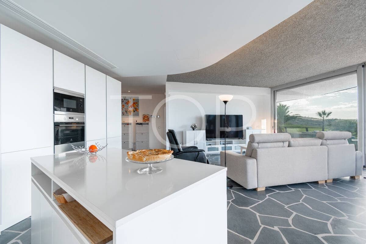 3 makuuhuone Omakotitalo myytävänä paikassa Guia de Isora mukana uima-altaan 
autotalli - 2 200 000 € (Ref: 9452490)