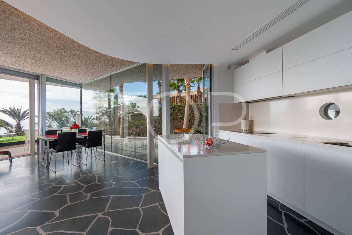 3 makuuhuone Omakotitalo myytävänä paikassa Guia de Isora mukana uima-altaan 
autotalli - 2 200 000 € (Ref: 9452490)