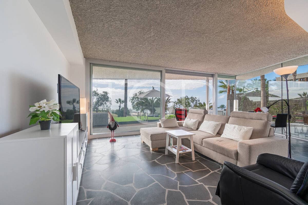 3 makuuhuone Omakotitalo myytävänä paikassa Guia de Isora mukana uima-altaan 
autotalli - 2 200 000 € (Ref: 9452490)