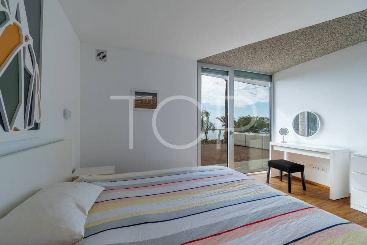 3 makuuhuone Omakotitalo myytävänä paikassa Guia de Isora mukana uima-altaan 
autotalli - 2 200 000 € (Ref: 9452490)