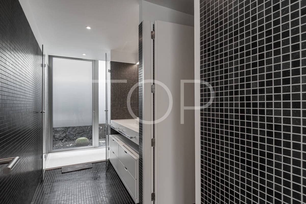 3 makuuhuone Omakotitalo myytävänä paikassa Guia de Isora mukana uima-altaan 
autotalli - 2 200 000 € (Ref: 9452490)