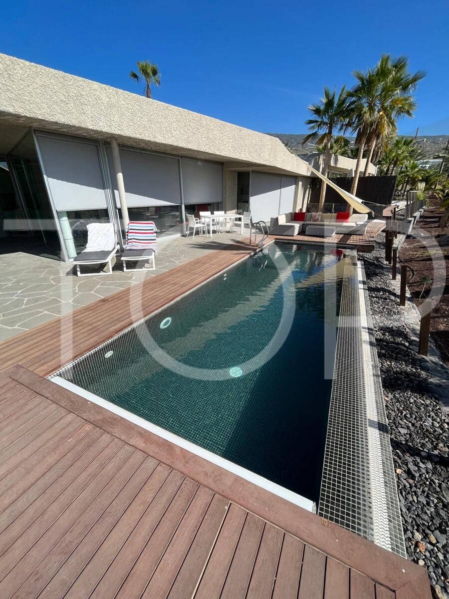 3 makuuhuone Omakotitalo myytävänä paikassa Guia de Isora mukana uima-altaan 
autotalli - 2 200 000 € (Ref: 9452490)