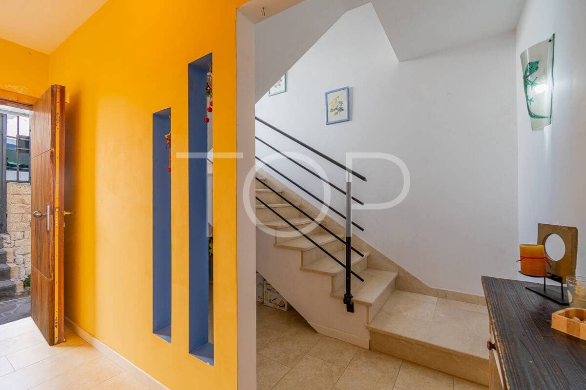 6 bedroom Villa for sale in Granadilla de Abona with garage - € 795,000 (Ref: 9481625)