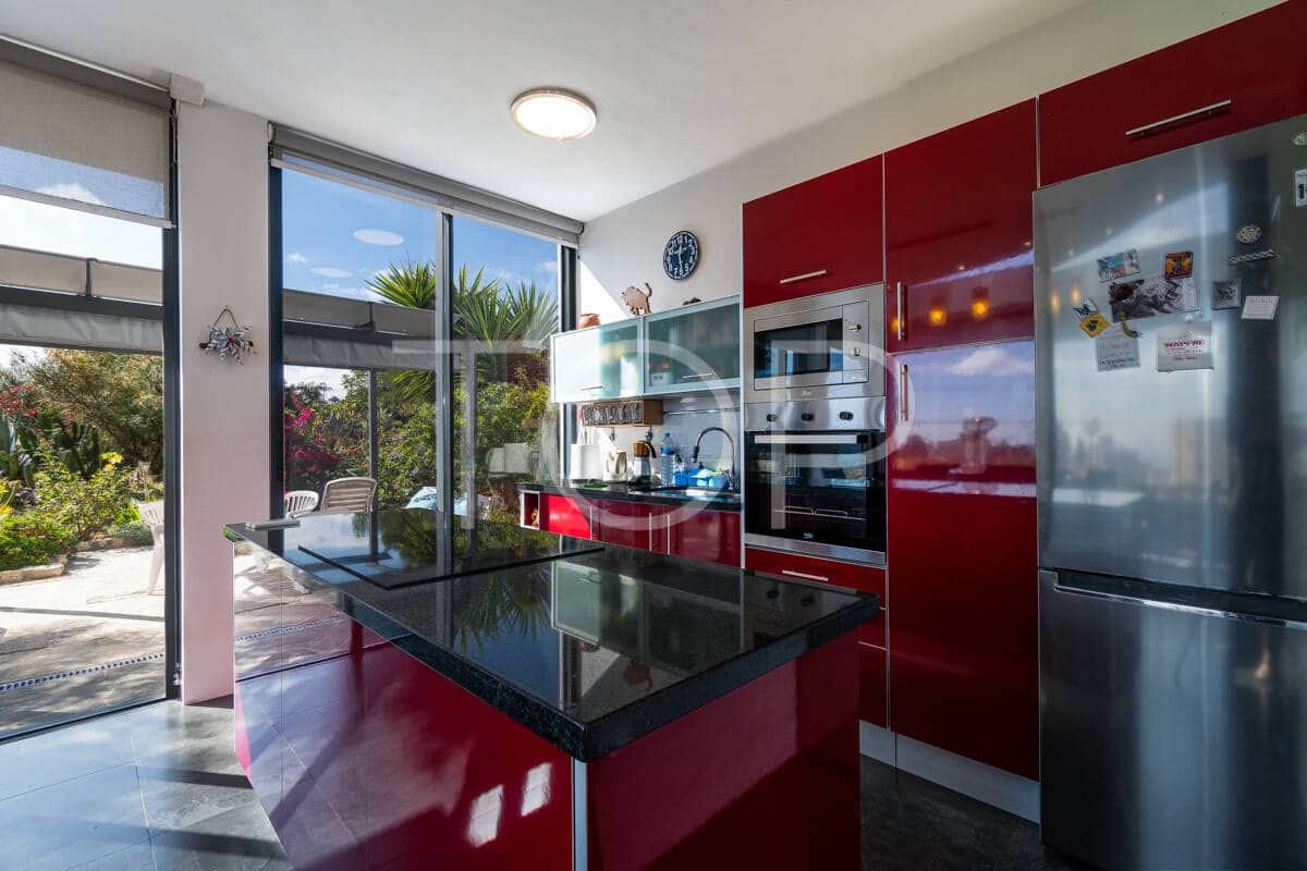 6 bedroom Villa for sale in Granadilla de Abona with garage - € 795,000 (Ref: 9481625)