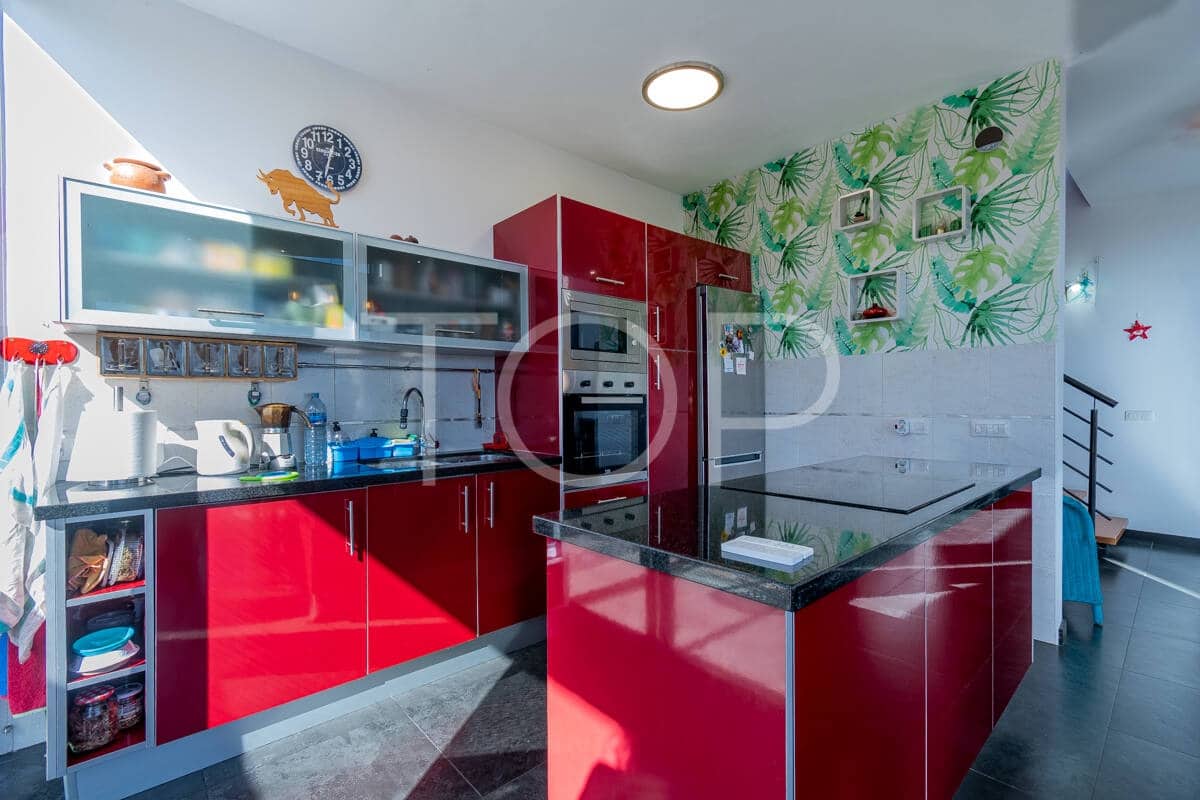 6 bedroom Villa for sale in Granadilla de Abona with garage - € 795,000 (Ref: 9481625)