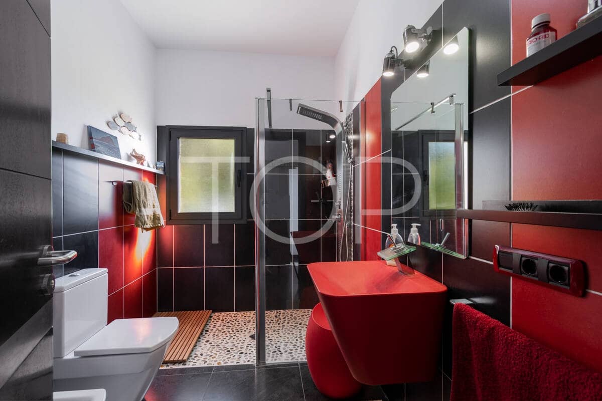 6 bedroom Villa for sale in Granadilla de Abona with garage - € 795,000 (Ref: 9481625)