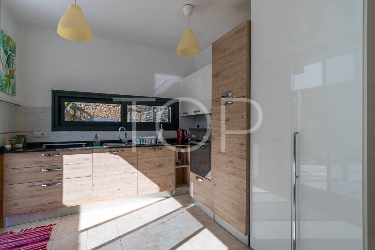 6 bedroom Villa for sale in Granadilla de Abona with garage - € 795,000 (Ref: 9481625)