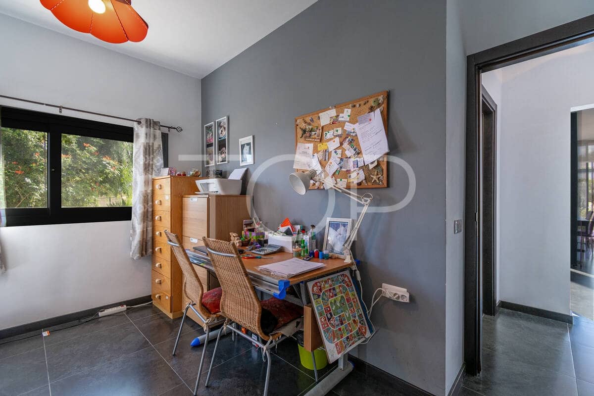 6 bedroom Villa for sale in Granadilla de Abona with garage - € 795,000 (Ref: 9481625)