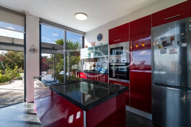 6 bedroom Villa for sale in Granadilla de Abona with garage - € 795,000 (Ref: 9481625)