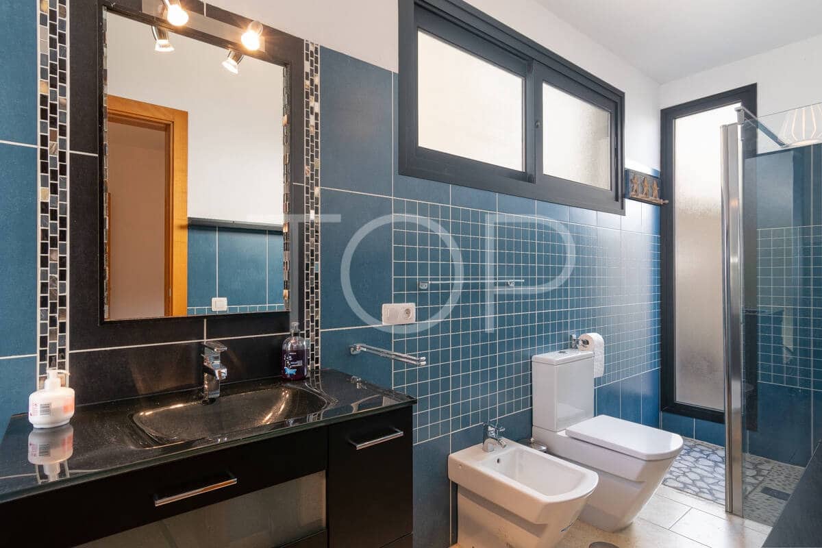 6 bedroom Villa for sale in Granadilla de Abona with garage - € 795,000 (Ref: 9481625)