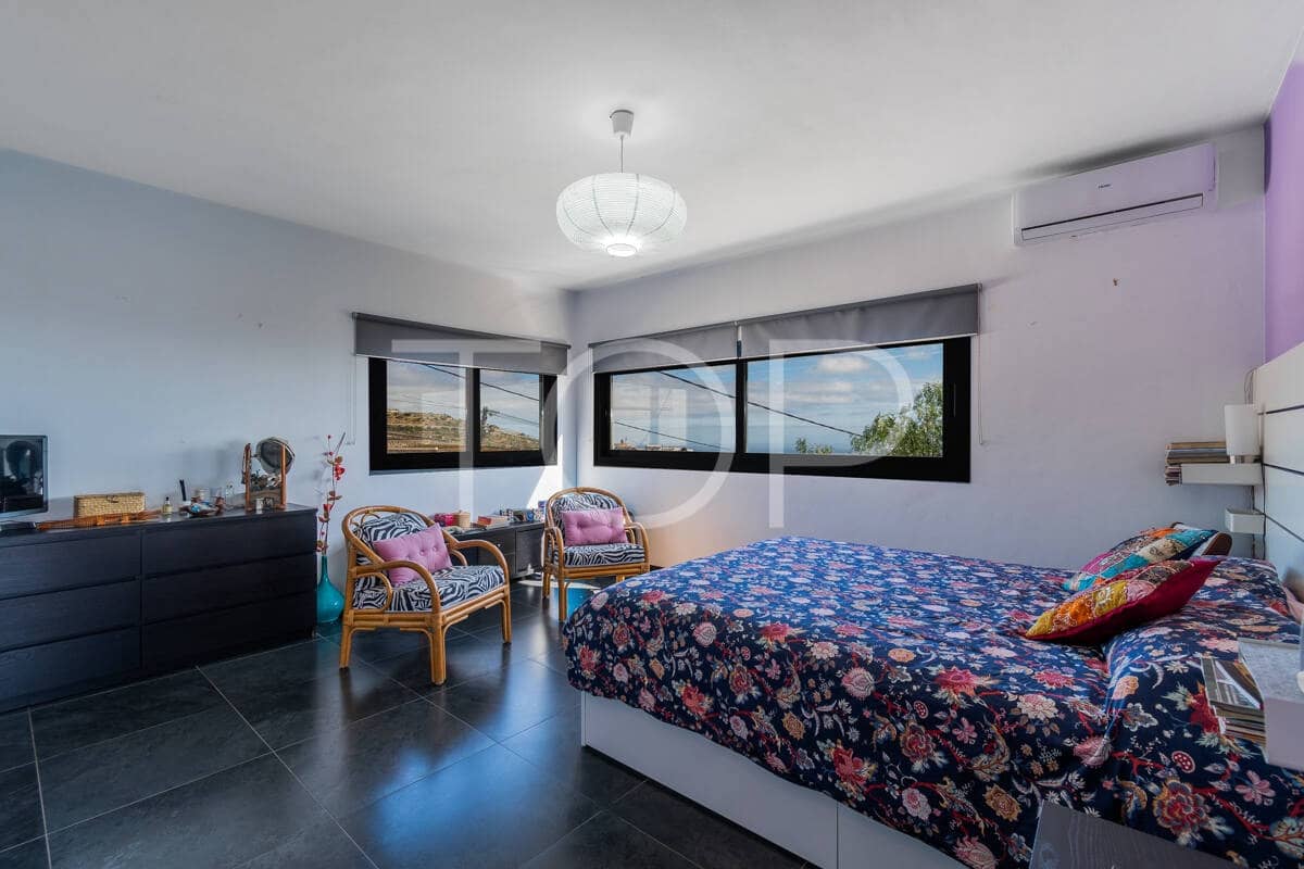 6 bedroom Villa for sale in Granadilla de Abona with garage - € 795,000 (Ref: 9481625)