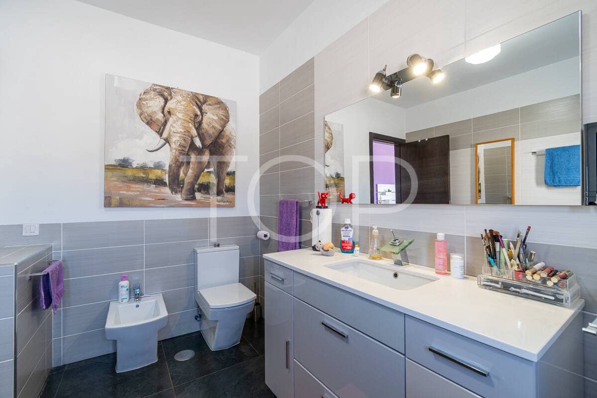 6 bedroom Villa for sale in Granadilla de Abona with garage - € 795,000 (Ref: 9481625)