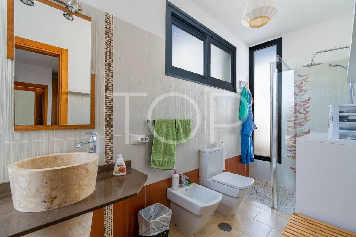 6 bedroom Villa for sale in Granadilla de Abona with garage - € 795,000 (Ref: 9481625)