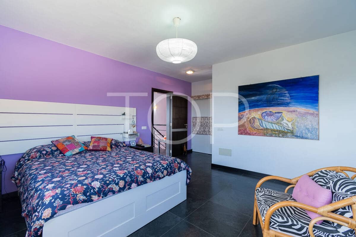 6 bedroom Villa for sale in Granadilla de Abona with garage - € 795,000 (Ref: 9481625)