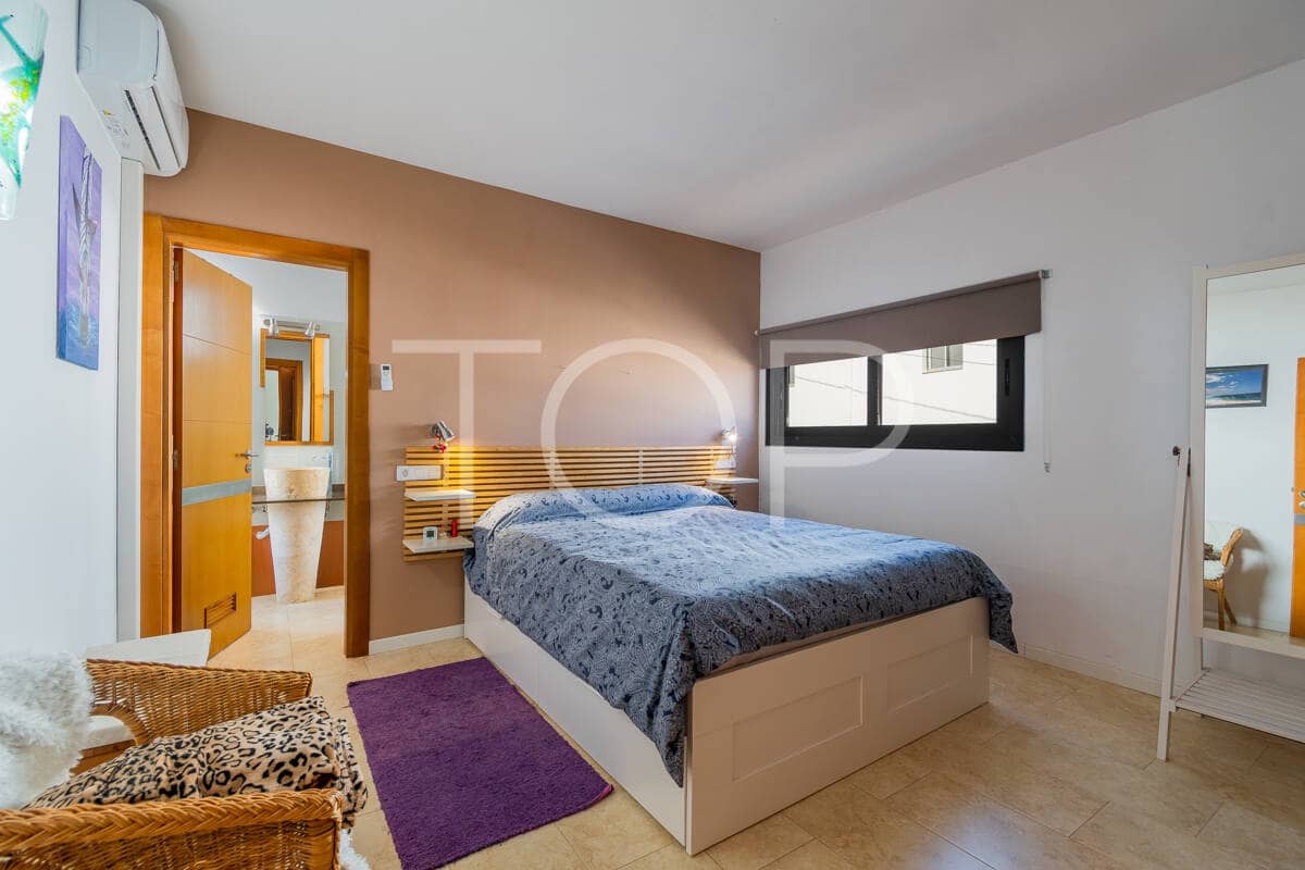 6 bedroom Villa for sale in Granadilla de Abona with garage - € 795,000 (Ref: 9481625)