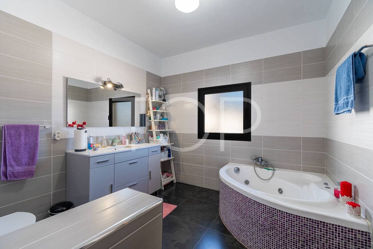 6 bedroom Villa for sale in Granadilla de Abona with garage - € 795,000 (Ref: 9481625)