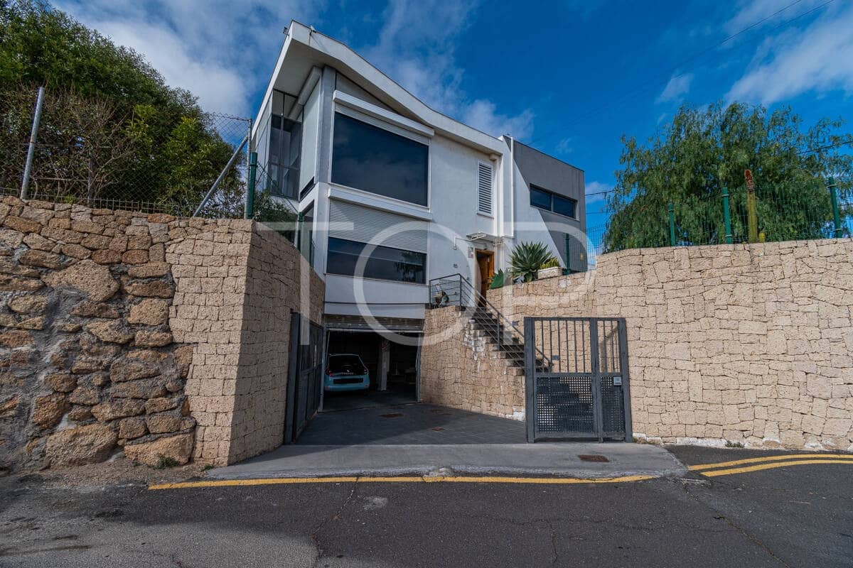 6 bedroom Villa for sale in Granadilla de Abona with garage - € 795,000 (Ref: 9481625)