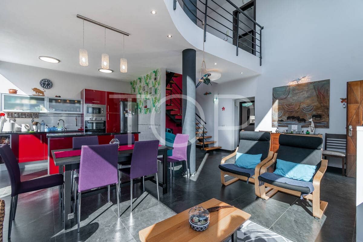 6 bedroom Villa for sale in Granadilla de Abona with garage - € 795,000 (Ref: 9481625)