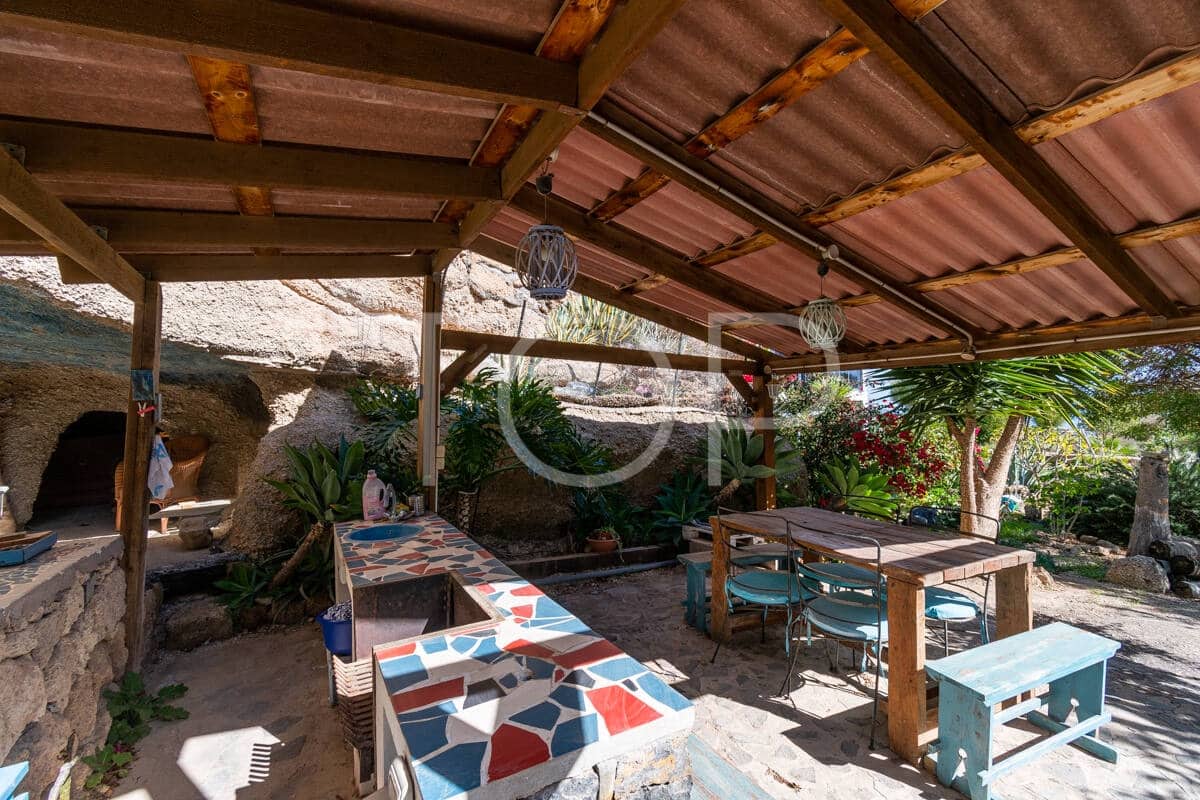 6 bedroom Villa for sale in Granadilla de Abona with garage - € 795,000 (Ref: 9481625)