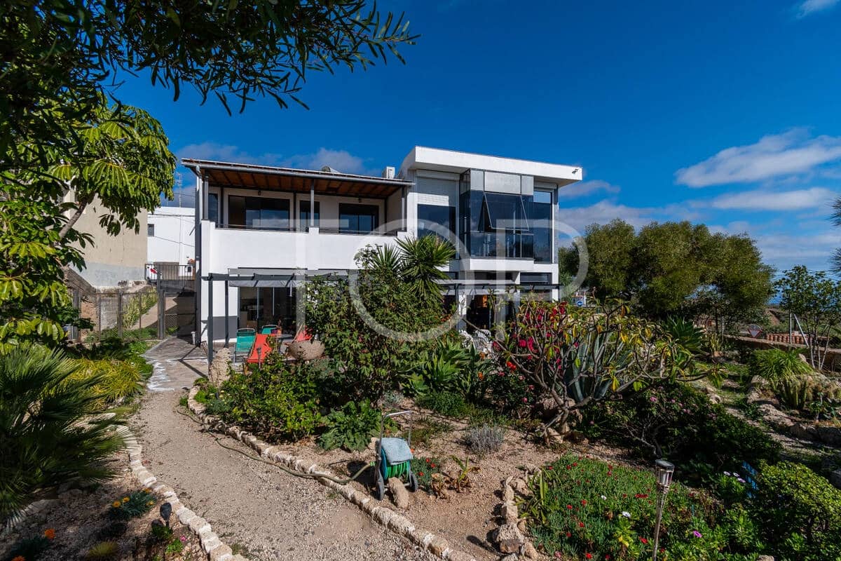 6 bedroom Villa for sale in Granadilla de Abona with garage - € 795,000 (Ref: 9481625)