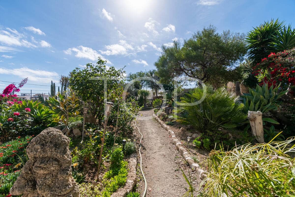 6 bedroom Villa for sale in Granadilla de Abona with garage - € 795,000 (Ref: 9481625)