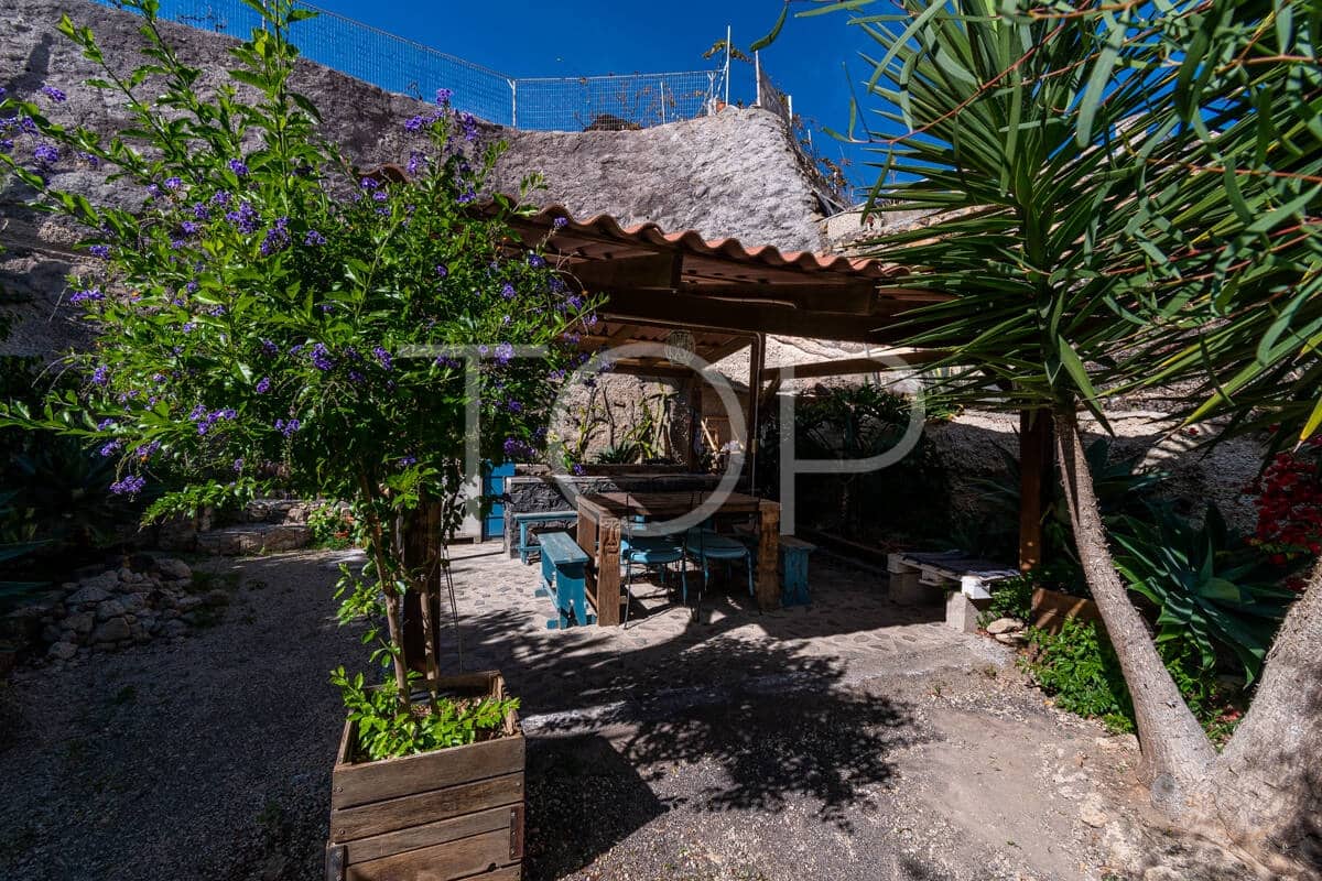 6 bedroom Villa for sale in Granadilla de Abona with garage - € 795,000 (Ref: 9481625)