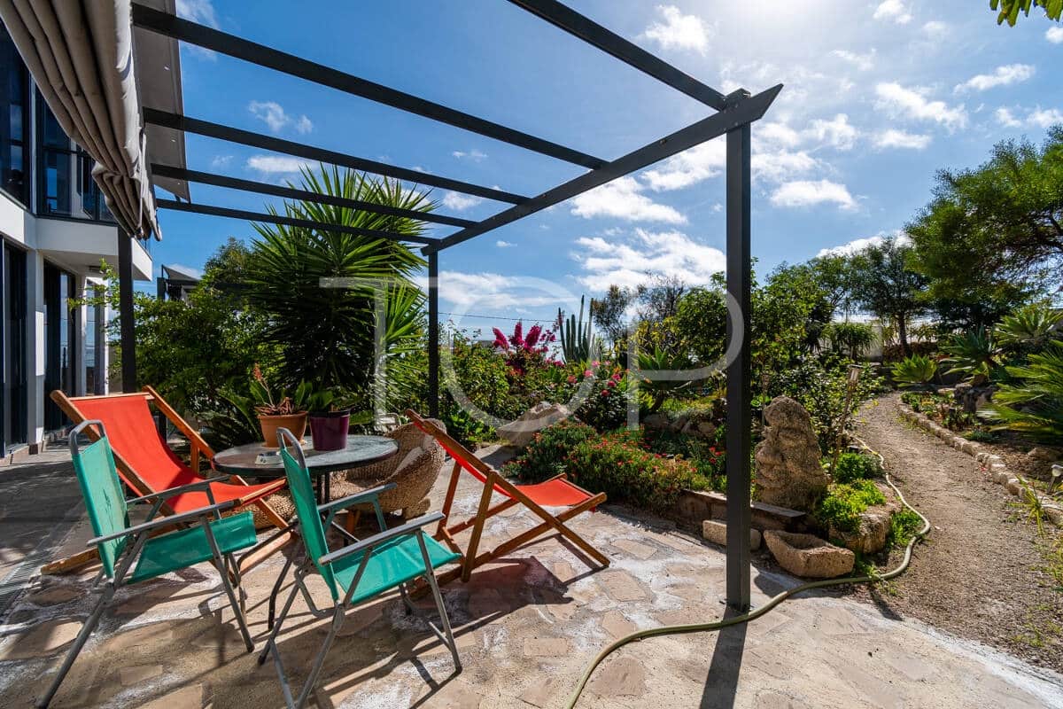 6 bedroom Villa for sale in Granadilla de Abona with garage - € 795,000 (Ref: 9481625)